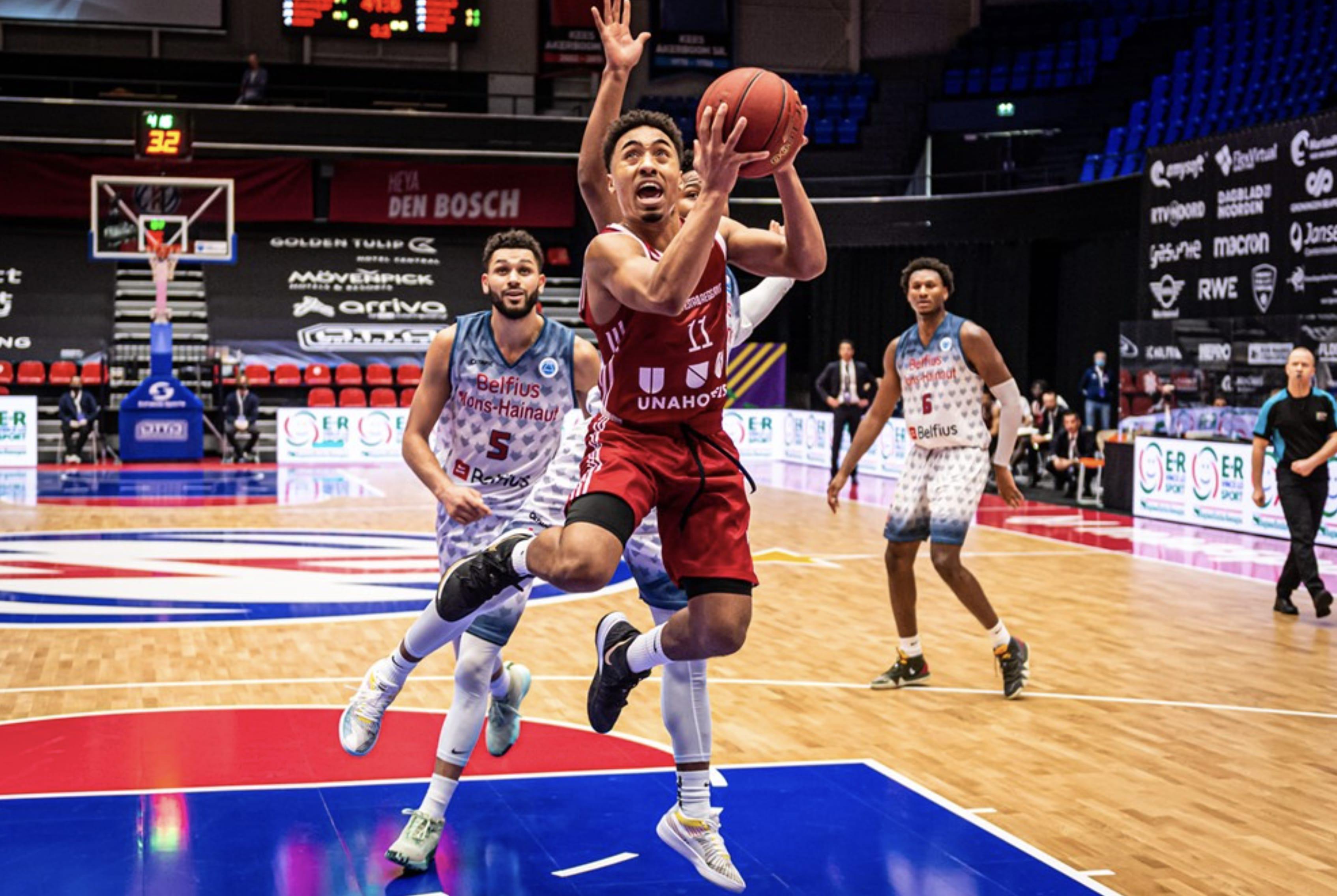 Il play biancorosso Brandon Taylor impegnato al tiro