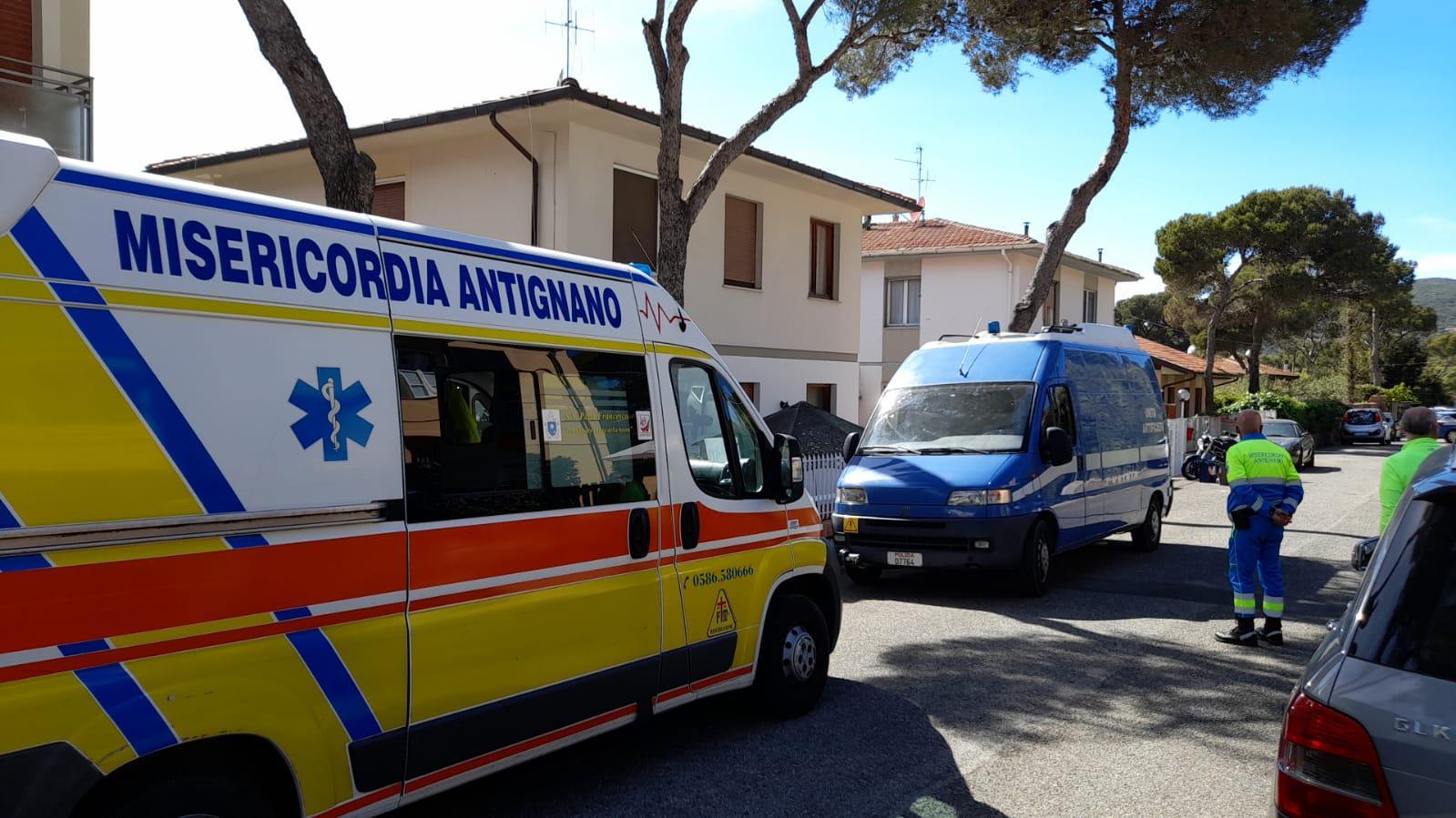I volontari della Misericordia di Antignano e la polizia di Stato in via De Amicis