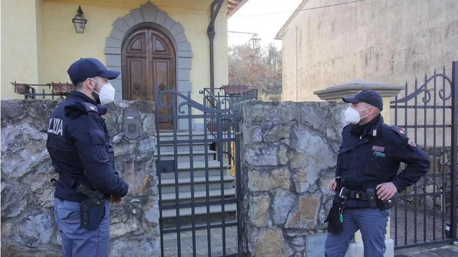 La polizia davanti alla villa di Vainella