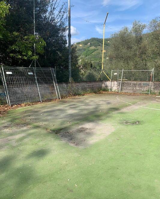 Vandali nel parco di Valchiusa Devastato il campetto sportivo 