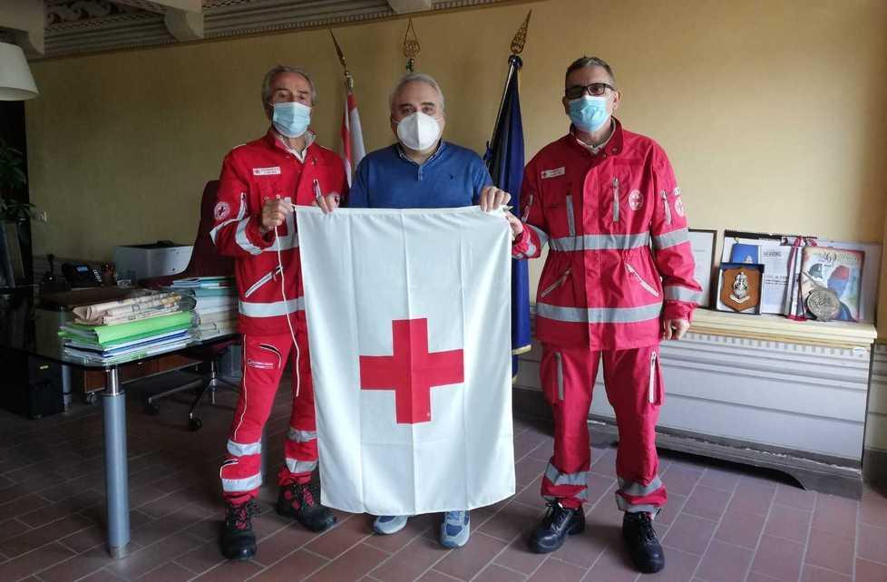 In Comune la bandiera per celebrare la Croce Rossa 