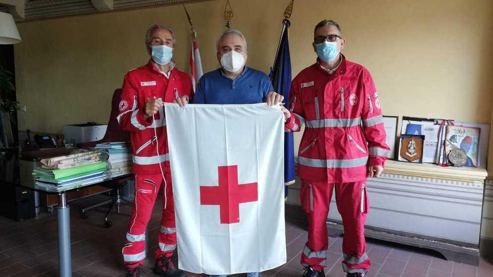 In Comune la bandiera per celebrare la Croce Rossa