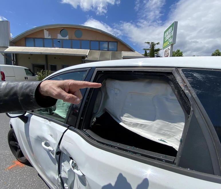 Violento scontro tra un’auto e una moto, diciottenne ricoverato in gravi condizioni