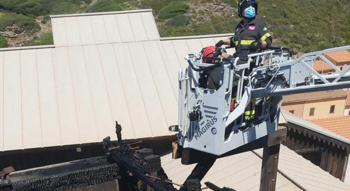 All’Argentiera le travi bruciano ancora 