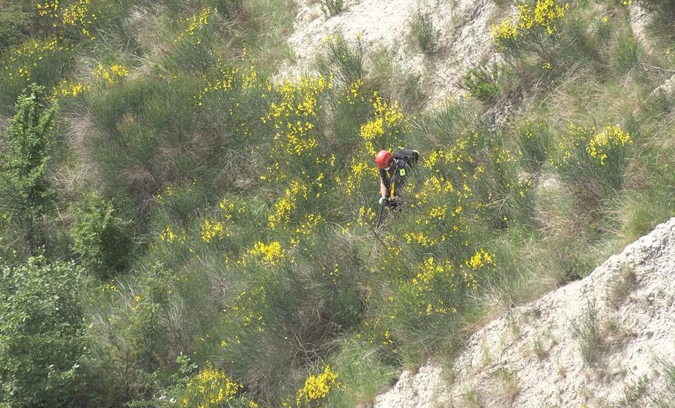Sassuolo Sono di donna i resti trovati tra i calanchi Accanto due pistole e un giubbotto