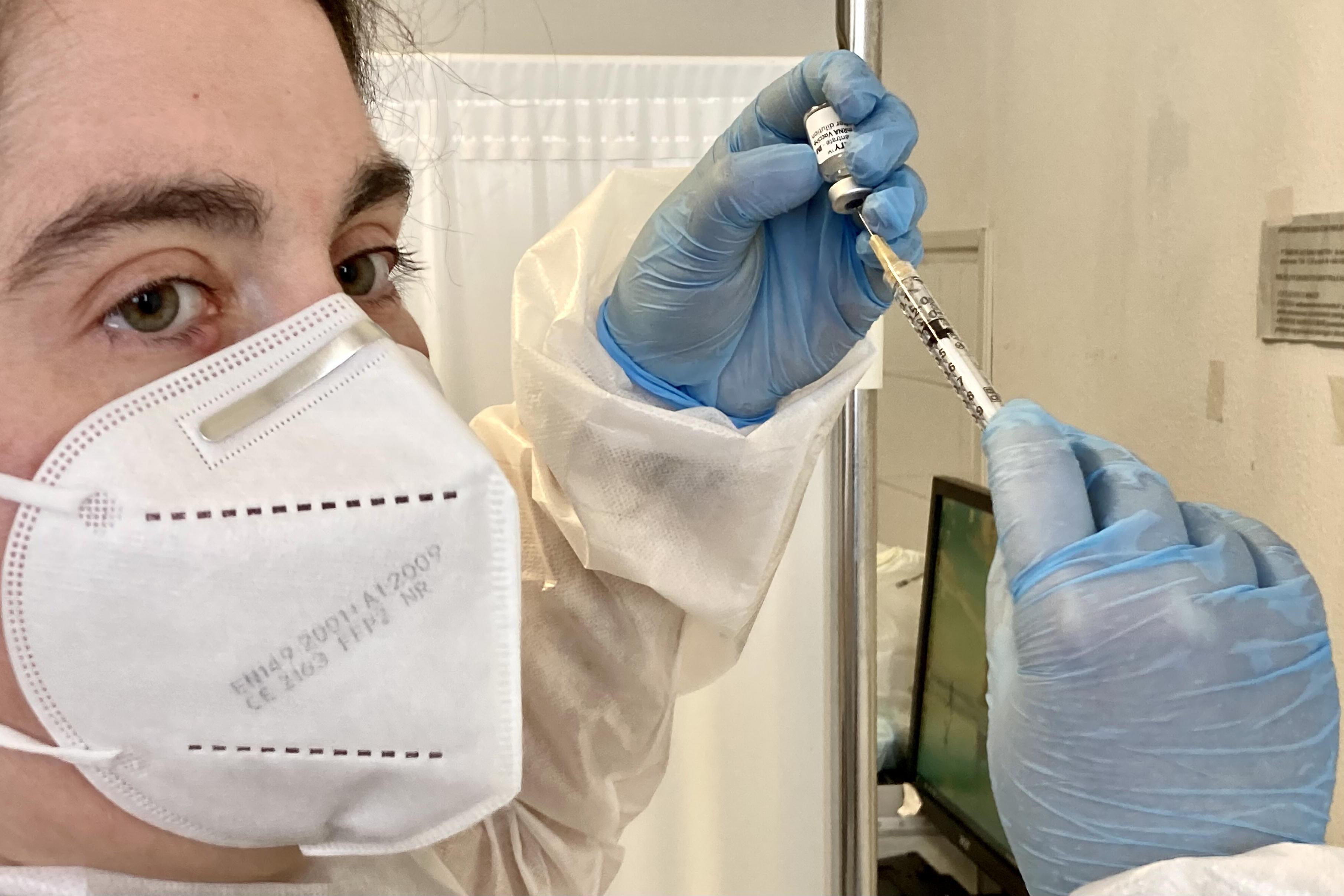 Vaccini, dalla prossima settimana potrà prenotare la fascia 60-64 anni. Si comincia a pensare anche agli over 50: le possibili soluzioni 