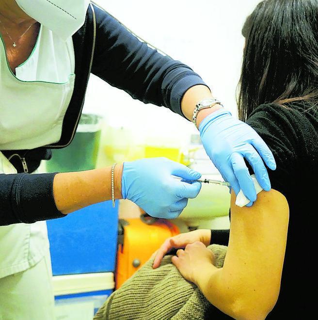 Ferrara, vaccino alla segretaria dell’assessore. Riceve la dose in ufficio dal suo medico 