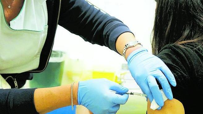 Ferrara, vaccino alla segretaria dell’assessore. Riceve la dose in ufficio dal suo medico