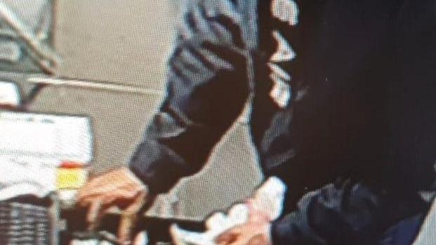 Ferrara, ladro in mascherina fa razzia al “Florens” ma l’anello lo tradisce