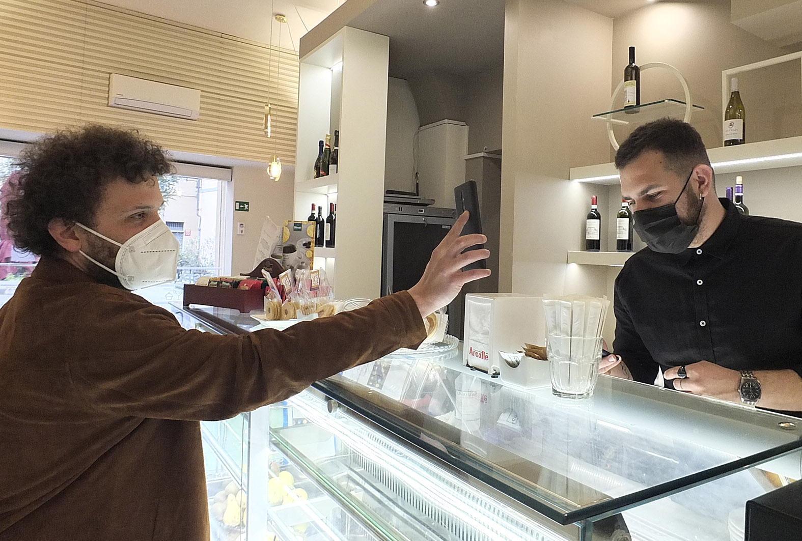 Nella foto un momento della procedura di ritiro della spesa