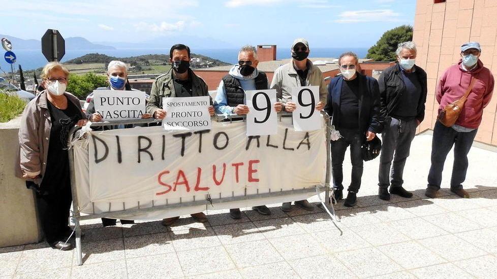 Protesta a oltranza a Villamarina: «Vogliono smantellare il nostro ospedale, siamo qui per impedirlo»