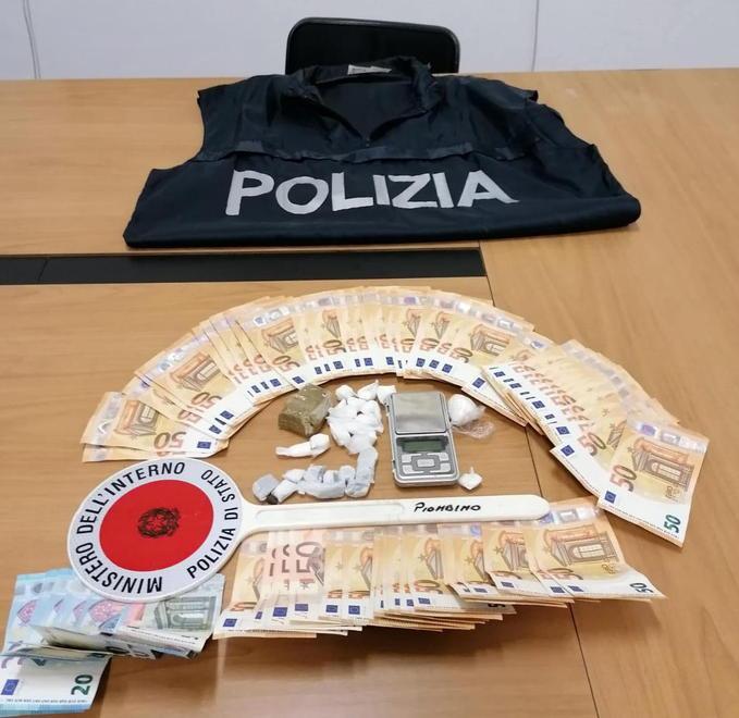 La droga e i soldi sequestrati dalla polizia
