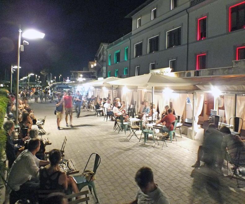 Multe e contestazioni: le paure degli esercenti di San Vincenzo per i tavoli all’aperto 