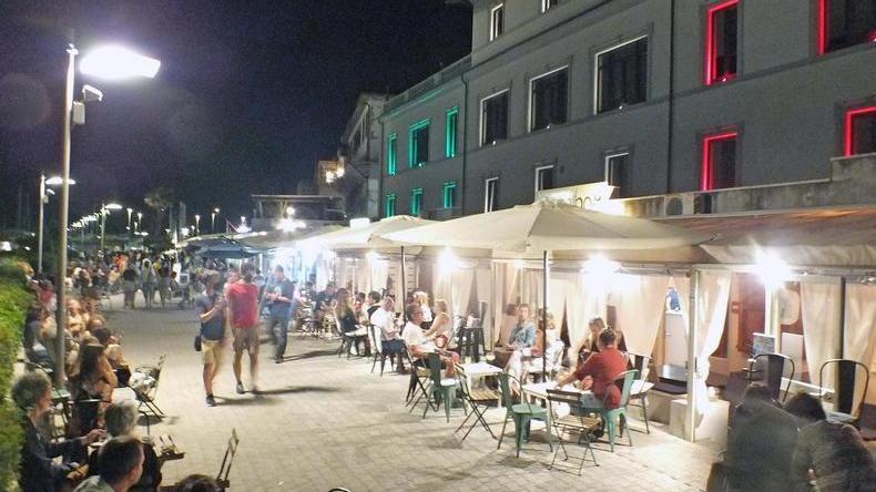 Multe e contestazioni: le paure degli esercenti di San Vincenzo per i tavoli all’aperto