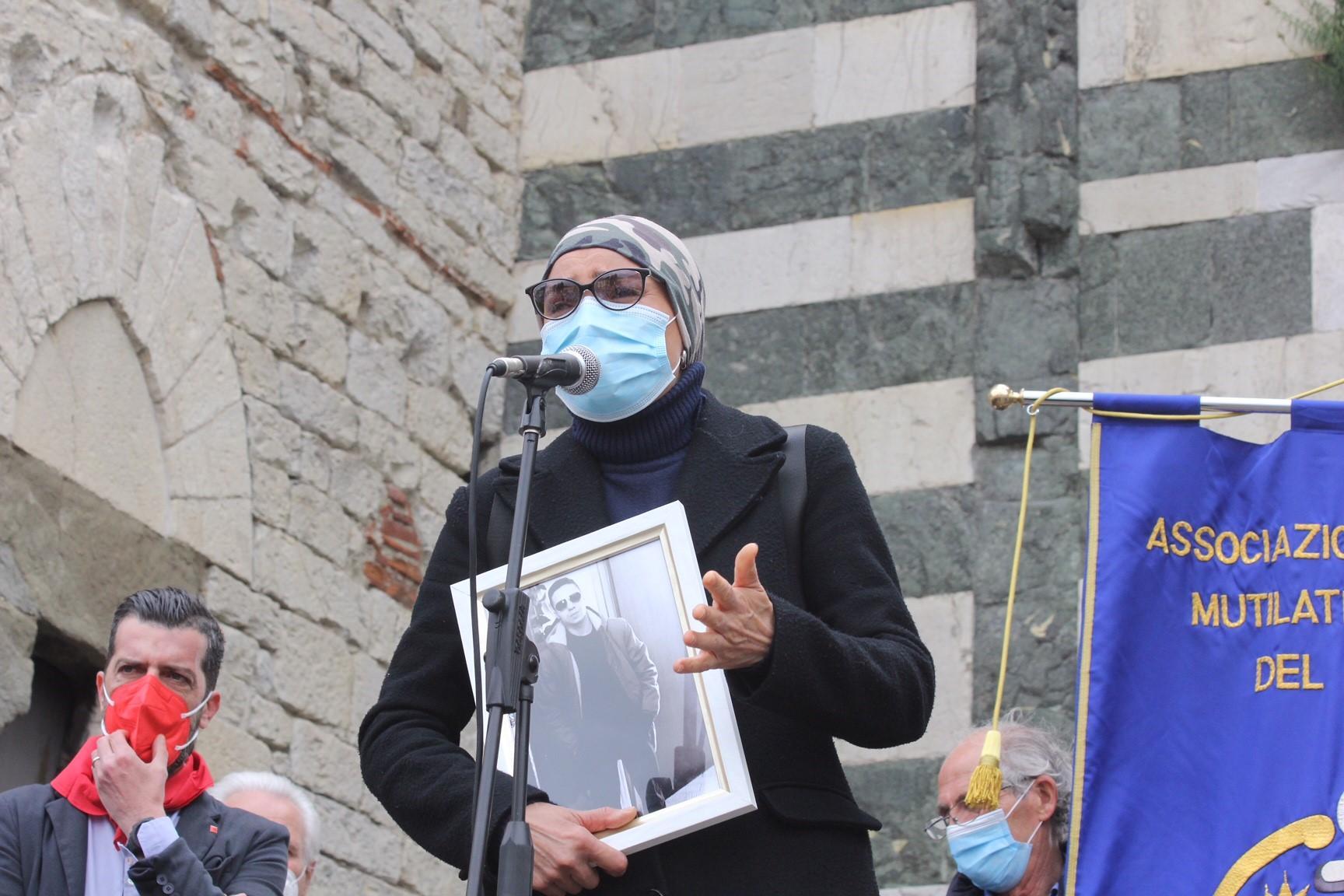La madre d Sabri Jaballah parla dal palco del Castello dell'Imperatore (foto Batavia)