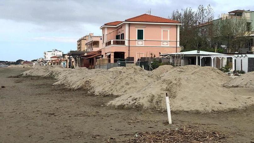 I lavori di profilatura sulla spiaggia di Follonica