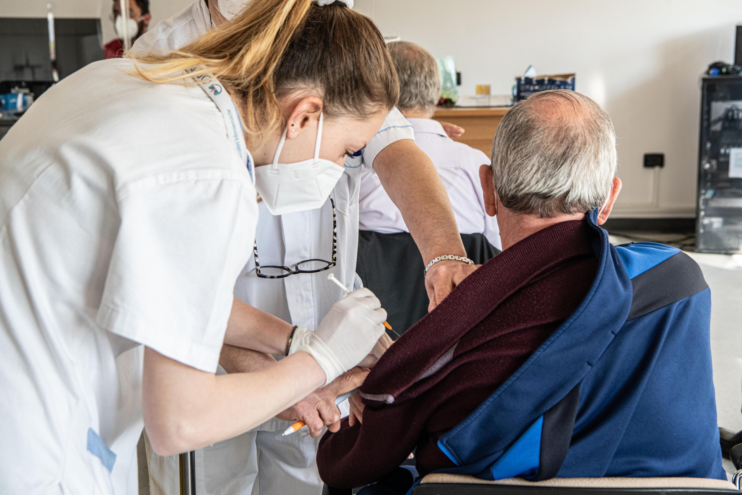 Vaccini, in Sardegna somministrate quasi 12mila dosi in 24 ore 
