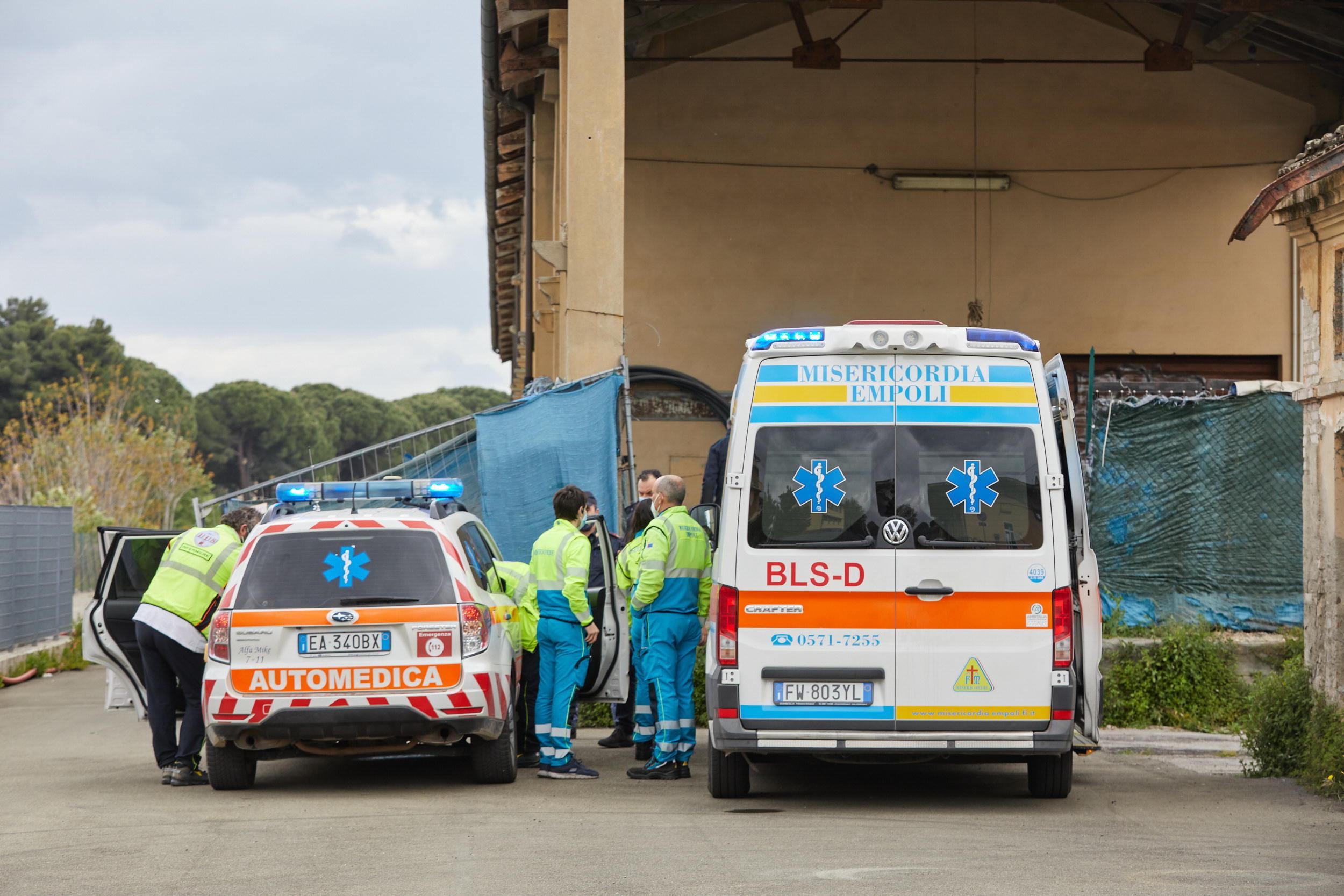L'intervento degli equipaggi della Misericordia di Empoli dove è stato trovato morto il senzatetto (foto Carlo Sestini)