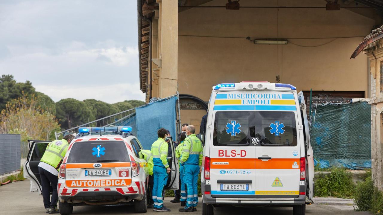 L'intervento degli equipaggi della Misericordia di Empoli dove è stato trovato morto il senzatetto (foto Carlo Sestini)