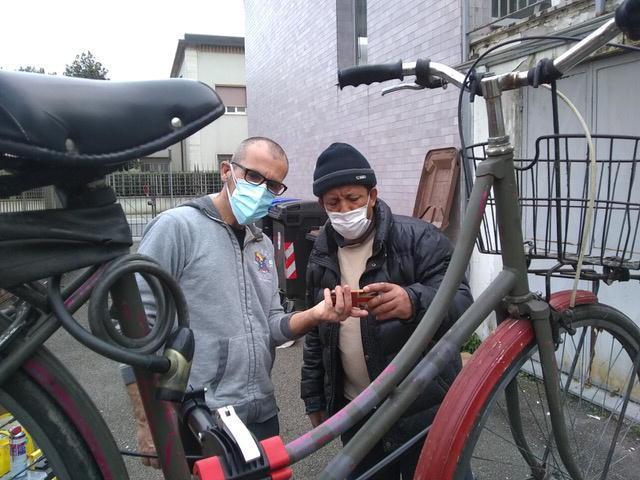 L’operatore Luca Gambini e l’ospite Alì al lavoro su una bicicletta