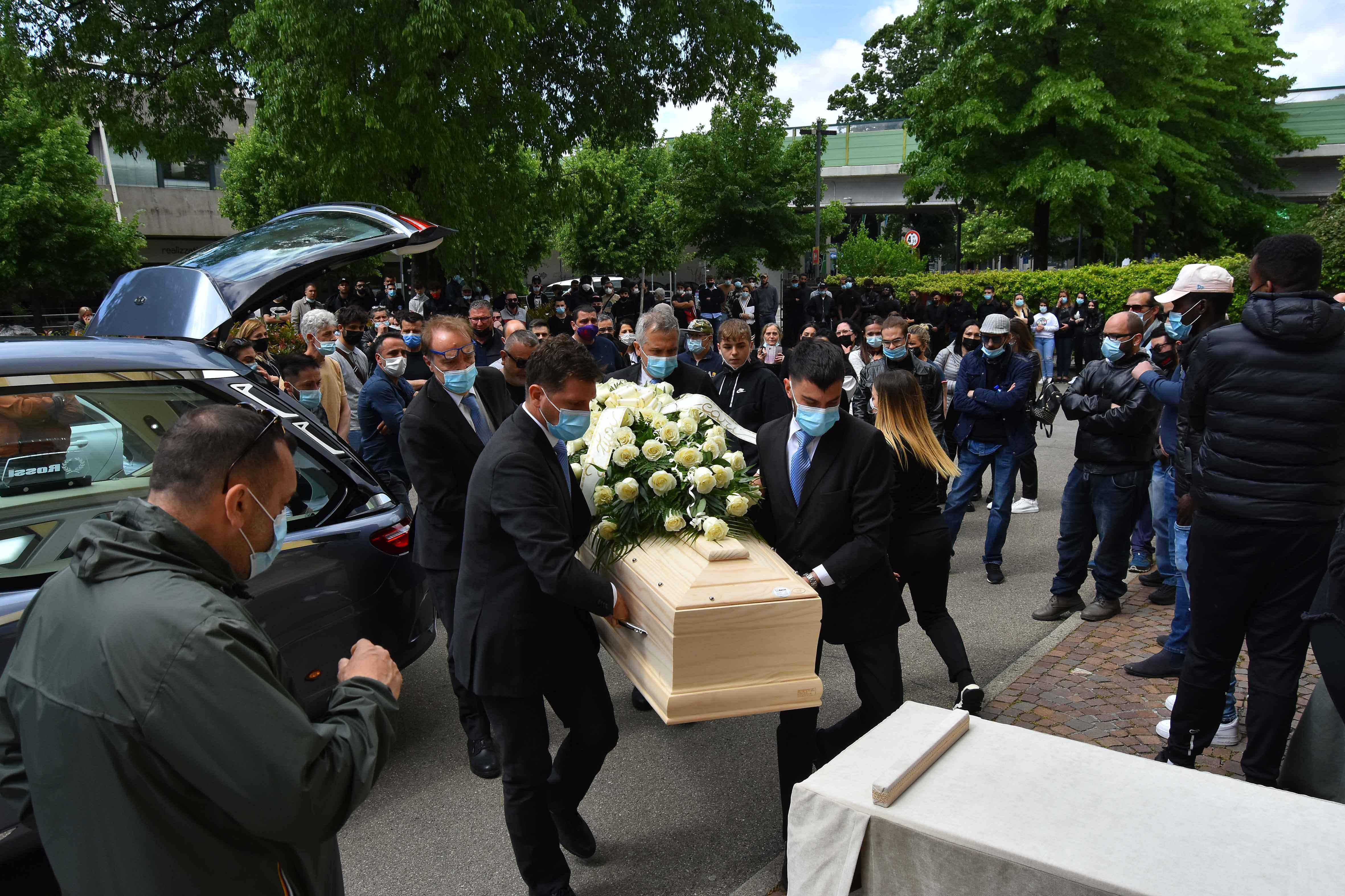 Dolore e disperazione all'addio di Luigi, il 22enne morto a San Maurizio