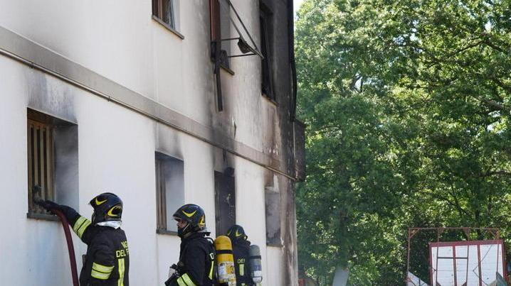Bruciano garage e palazzina con delle bombole di gas