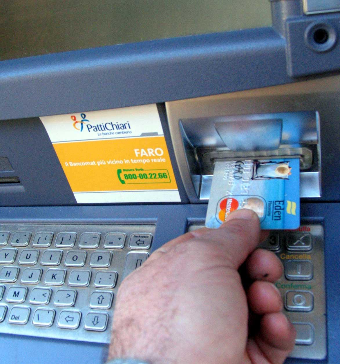 Il bancomat non le dà i soldi, ma 1.400 euro spariscono