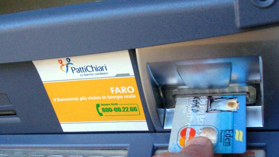Il bancomat non le dà i soldi, ma 1.400 euro spariscono