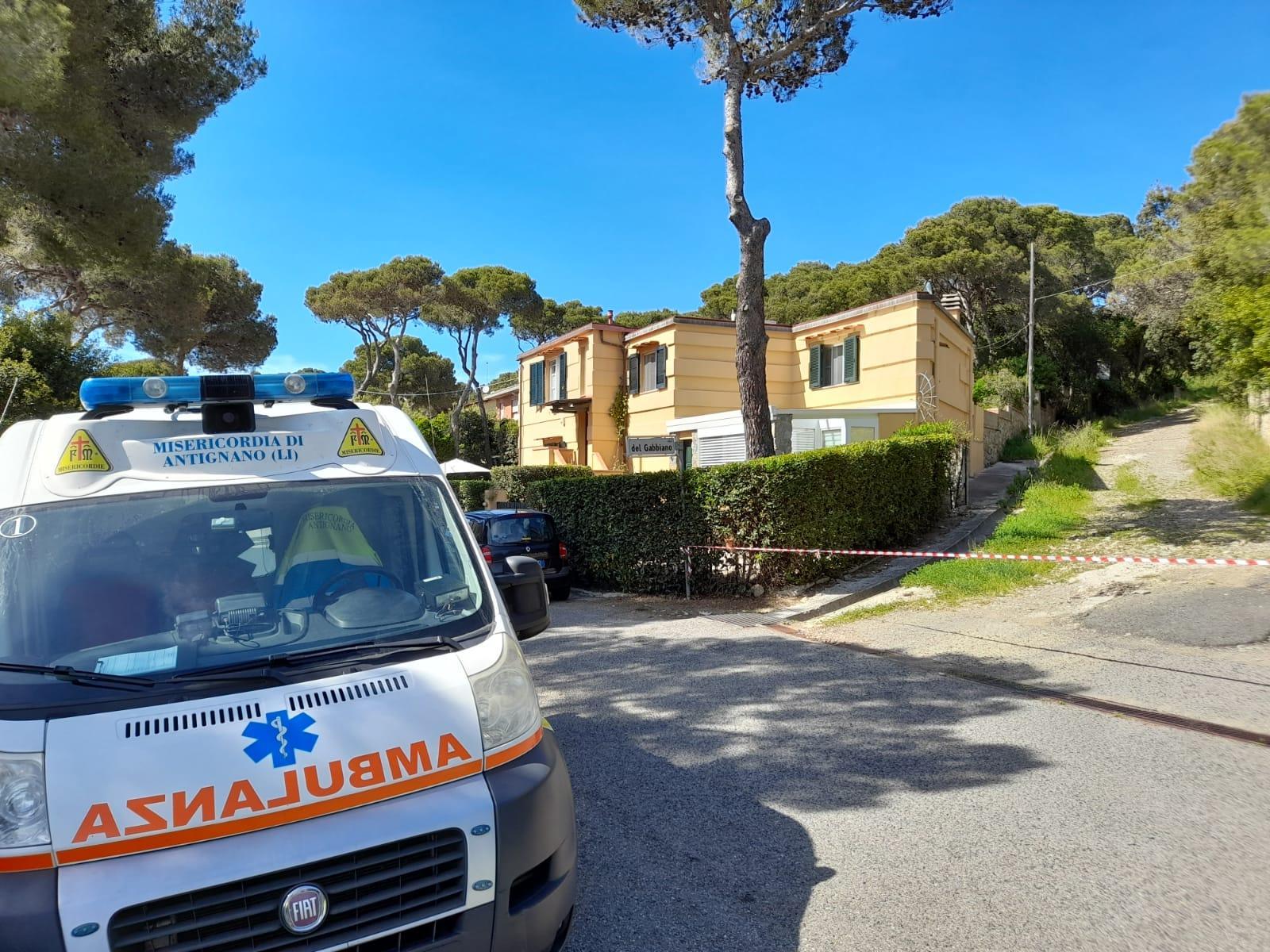 Le villa delimitata dagli artificieri con l'ambulanza della Misericordia di Antignano