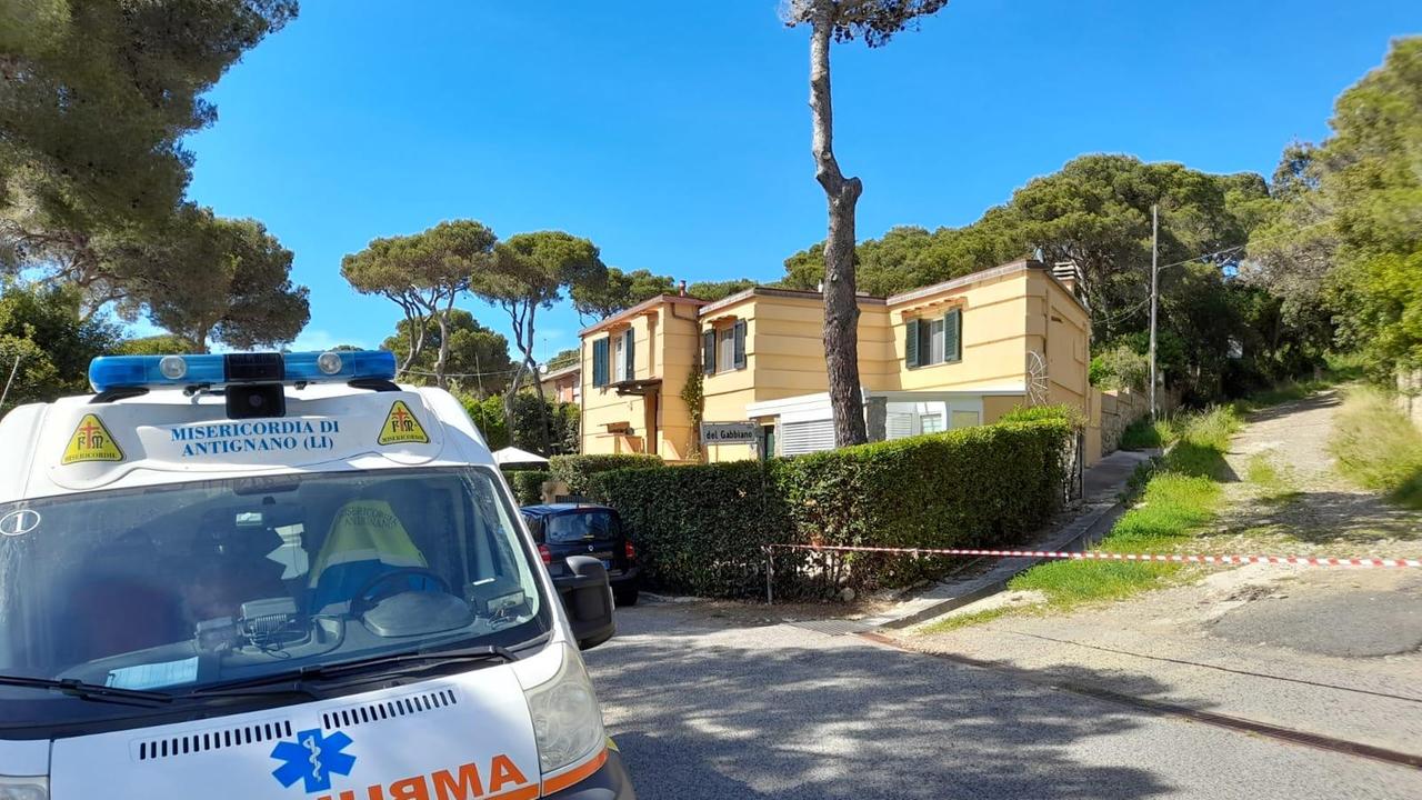Le villa delimitata dagli artificieri con l'ambulanza della Misericordia di Antignano