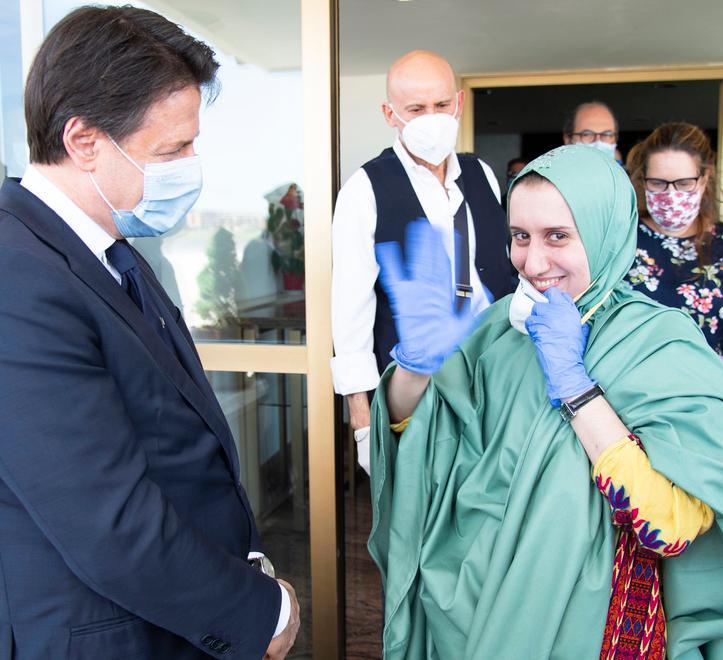 Silvia Romano, all'arrivo in Italia, incontra l'ex premier Conte