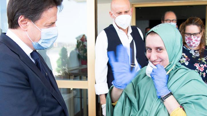 Silvia Romano, all'arrivo in Italia, incontra l'ex premier Conte