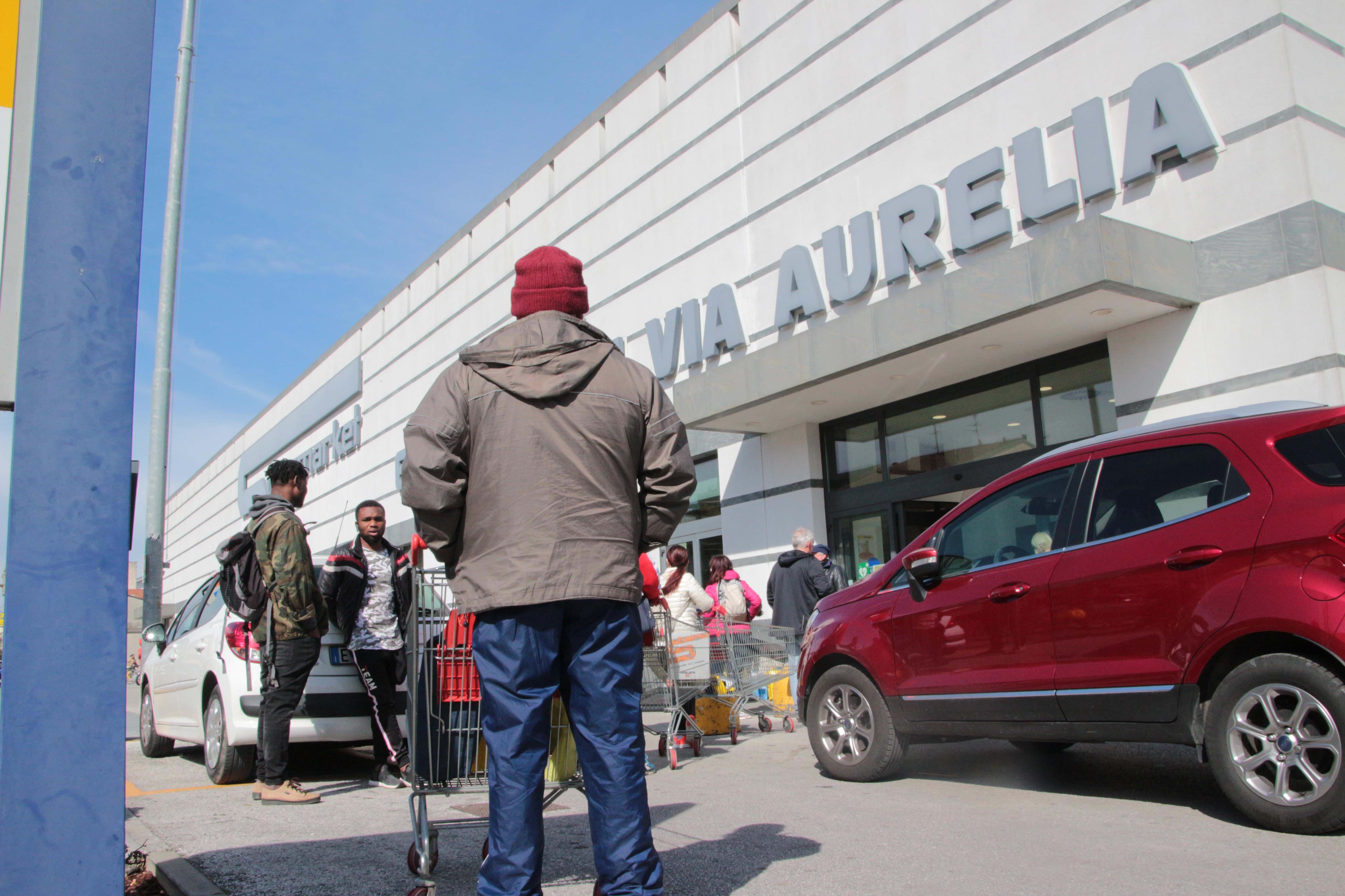 Ruba all’Esselunga di Viareggio e minaccia il vigilante con un coltello 