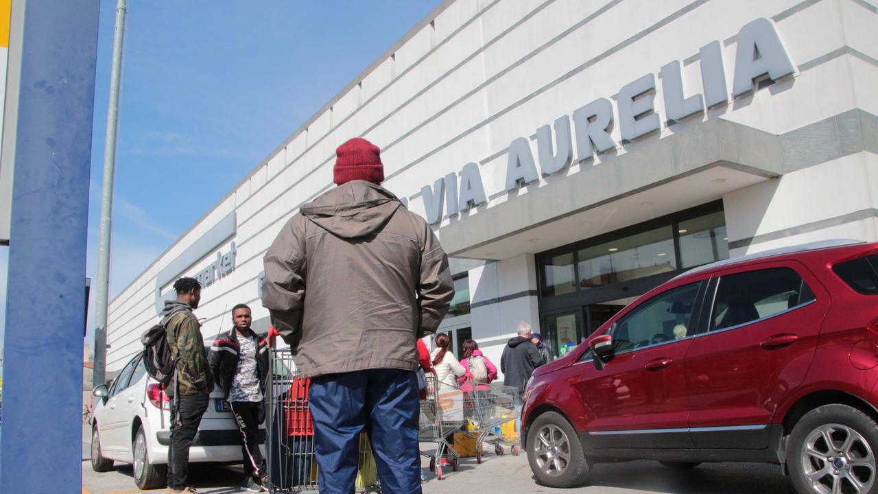 Ruba all’Esselunga di Viareggio e minaccia il vigilante con un coltello