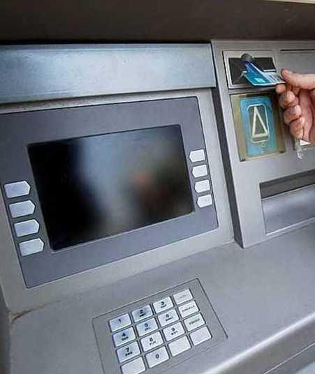 Gli rubano il bancomat e gli svuotano il conto 