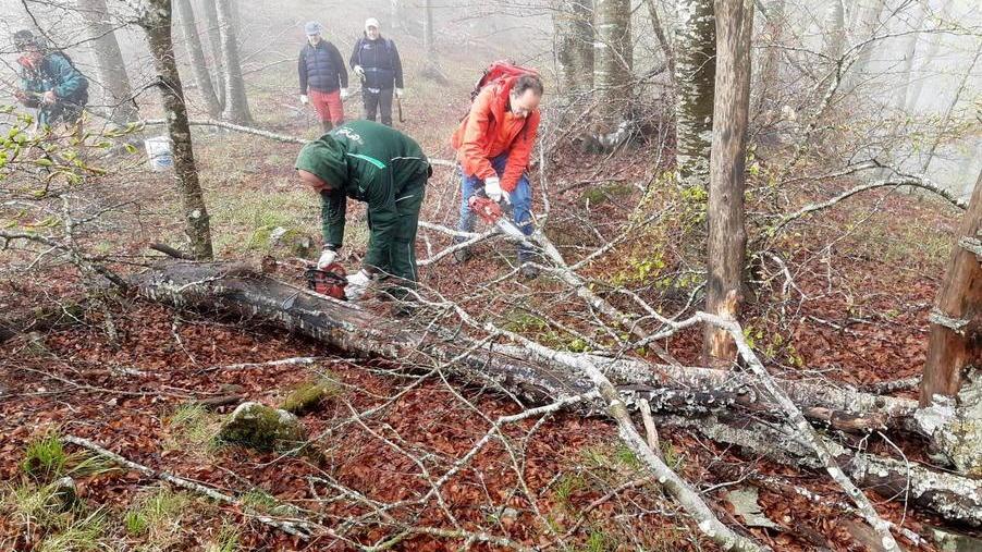 Rifugio Fontana di Troghi I volontari di Cai e Pegaso ne chiedono la riapertura