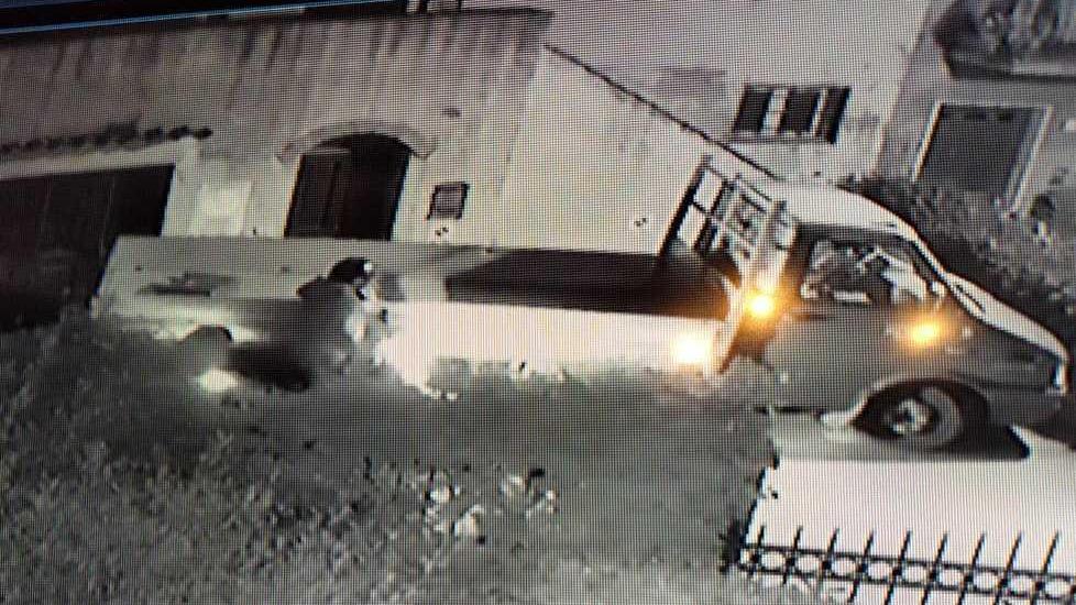 Ladro scatenato ruba dal furgone parcheggiato