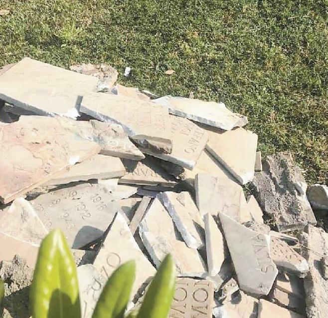 Lapidi ai caduti distrutte Mozione della minoranza