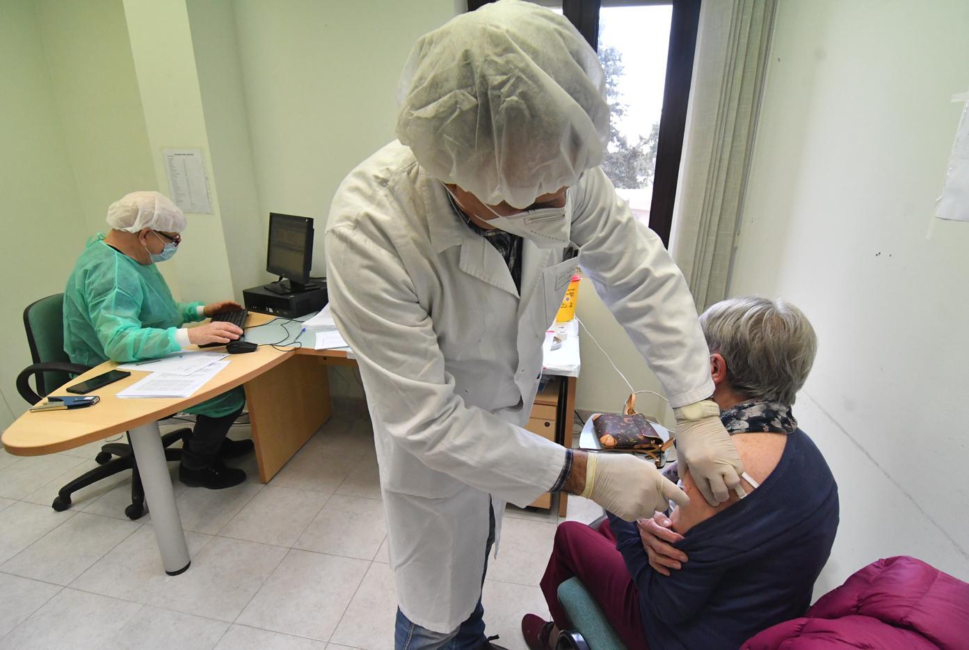 Vaccini, in campo i medici di famiglia: sono una decina