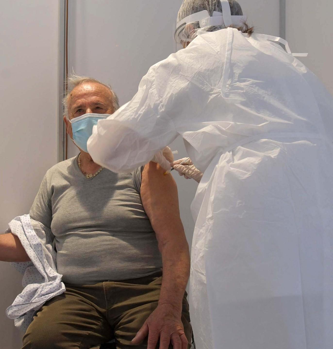 Lunedì nella palestra i vaccini per i nati dal 1942 al 1951 