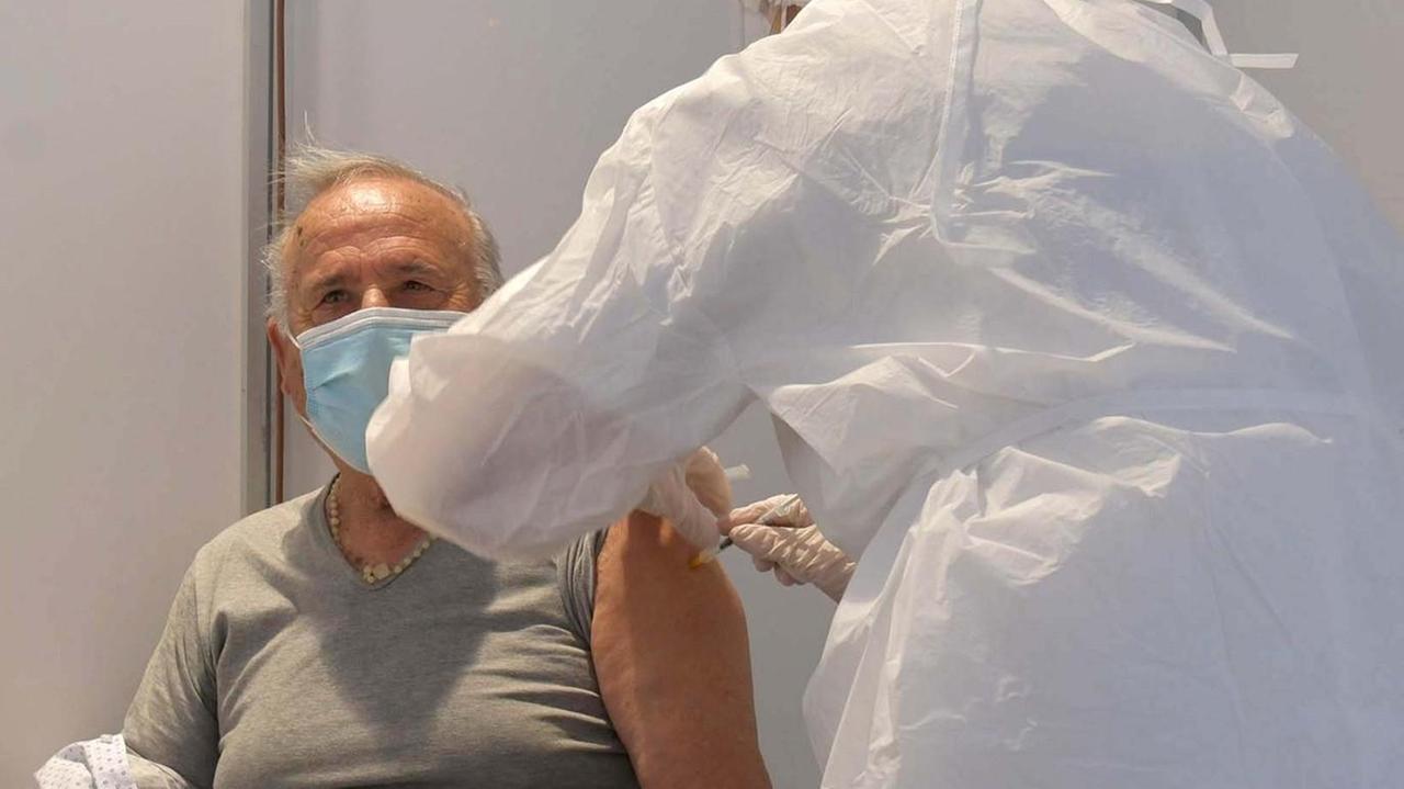 Lunedì nella palestra i vaccini per i nati dal 1942 al 1951