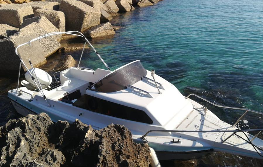 Barca alla deriva da Castelsardo alla Renaredda 