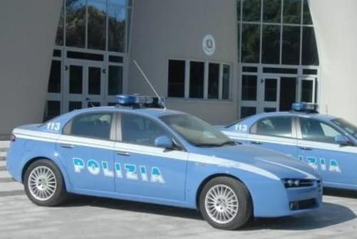 Lite per strada, ferito con un coltello 