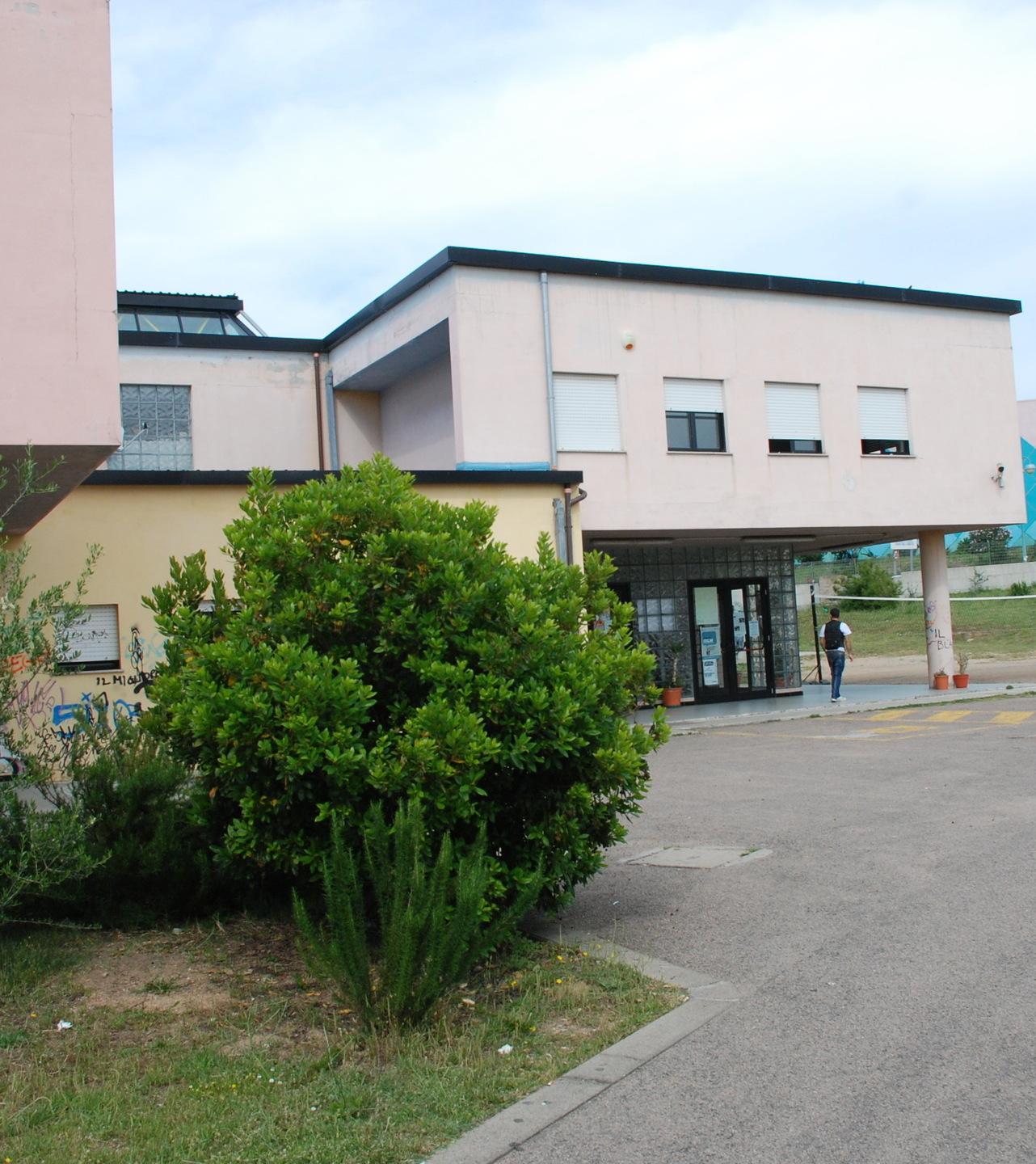 Olbia, al liceo non c’è più spazio: le lezioni dentro un’aiuola 