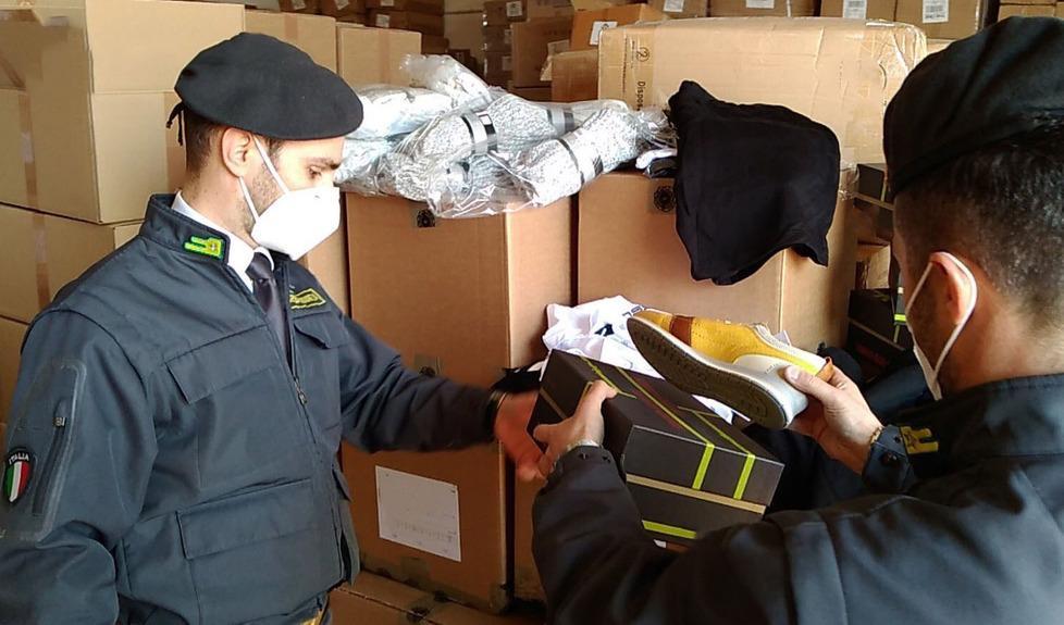 Modenesi. Importavano capi fatti in Bulgaria e li rivendevano come made in Italy 