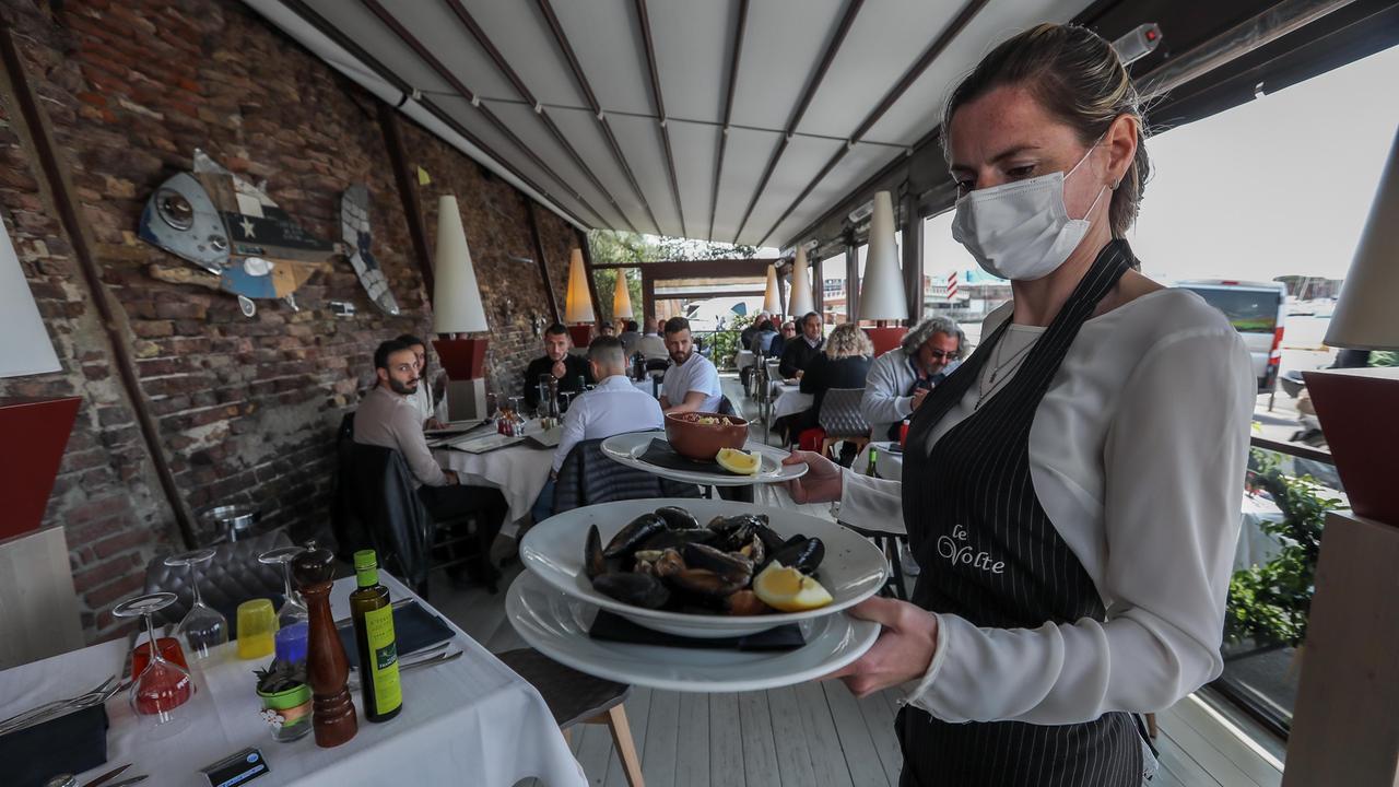Ristoranti, la Regione: "Si può mangiare solo dove i tavoli sono esposti all'aria aperta". Resta il no nelle stanze