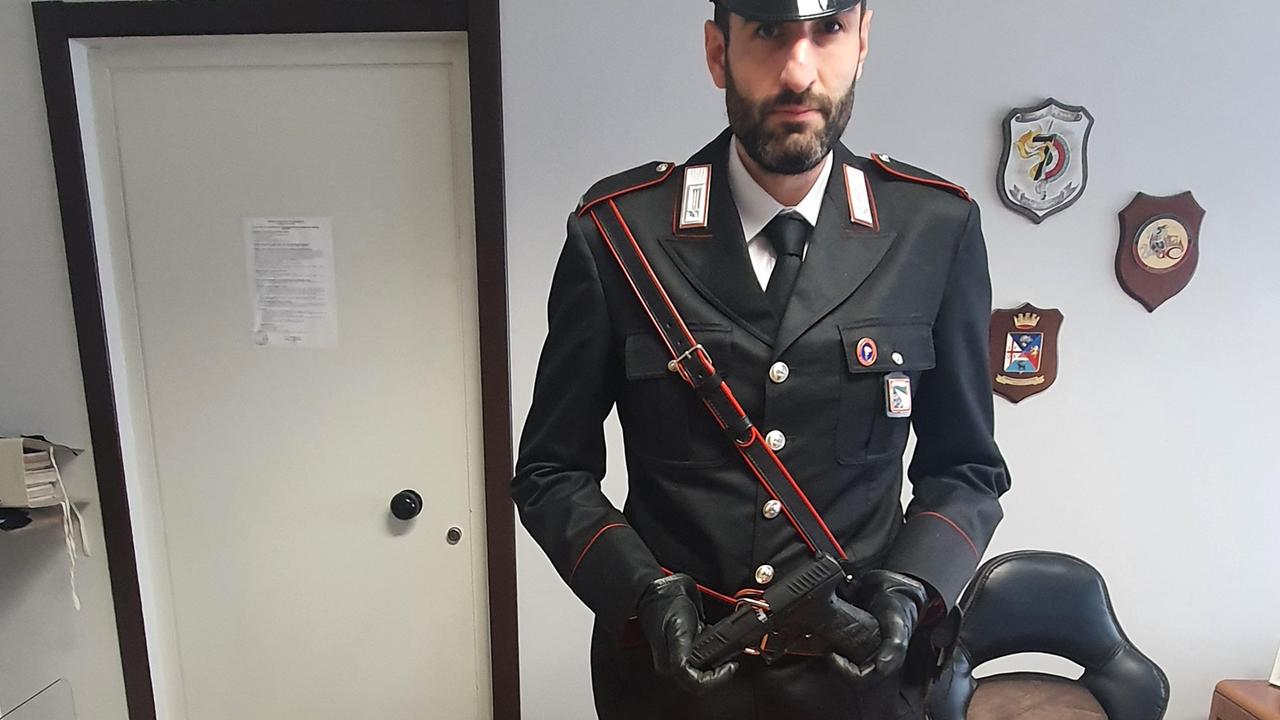 Punta la pistola verso le auto che incrocia: denunciato