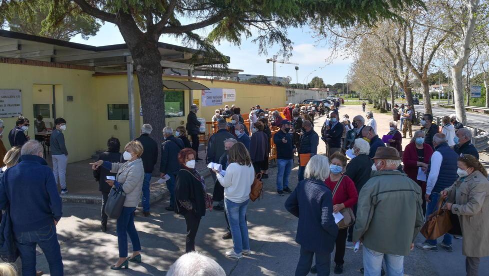 La folla in attesa del vaccino davanti alla caserma Savoia Cavalleria nei giorni scorsi a Grosseto (FOTO BF)