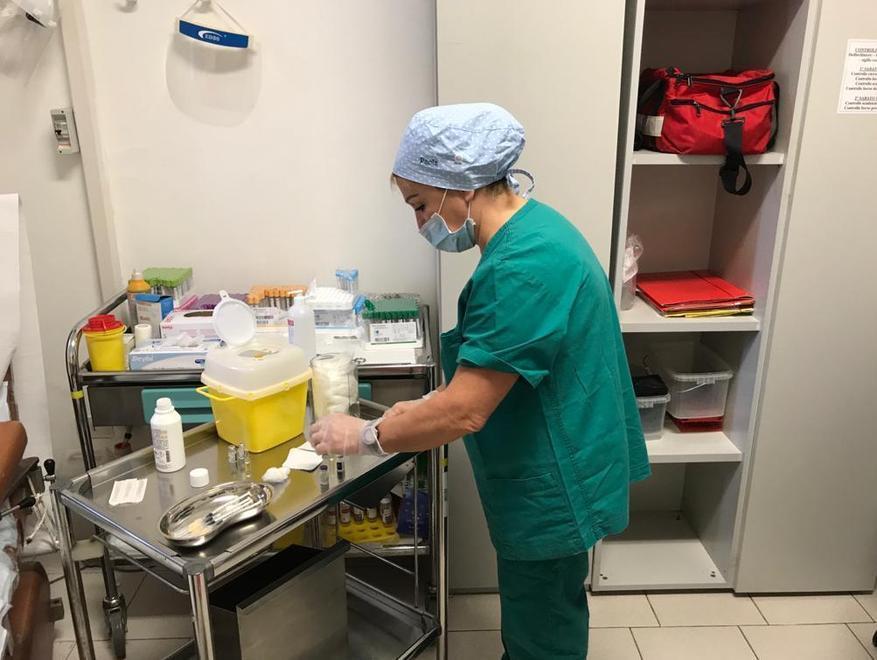 Un’infermiera prepara le dosi per una sessione di vaccinazioni