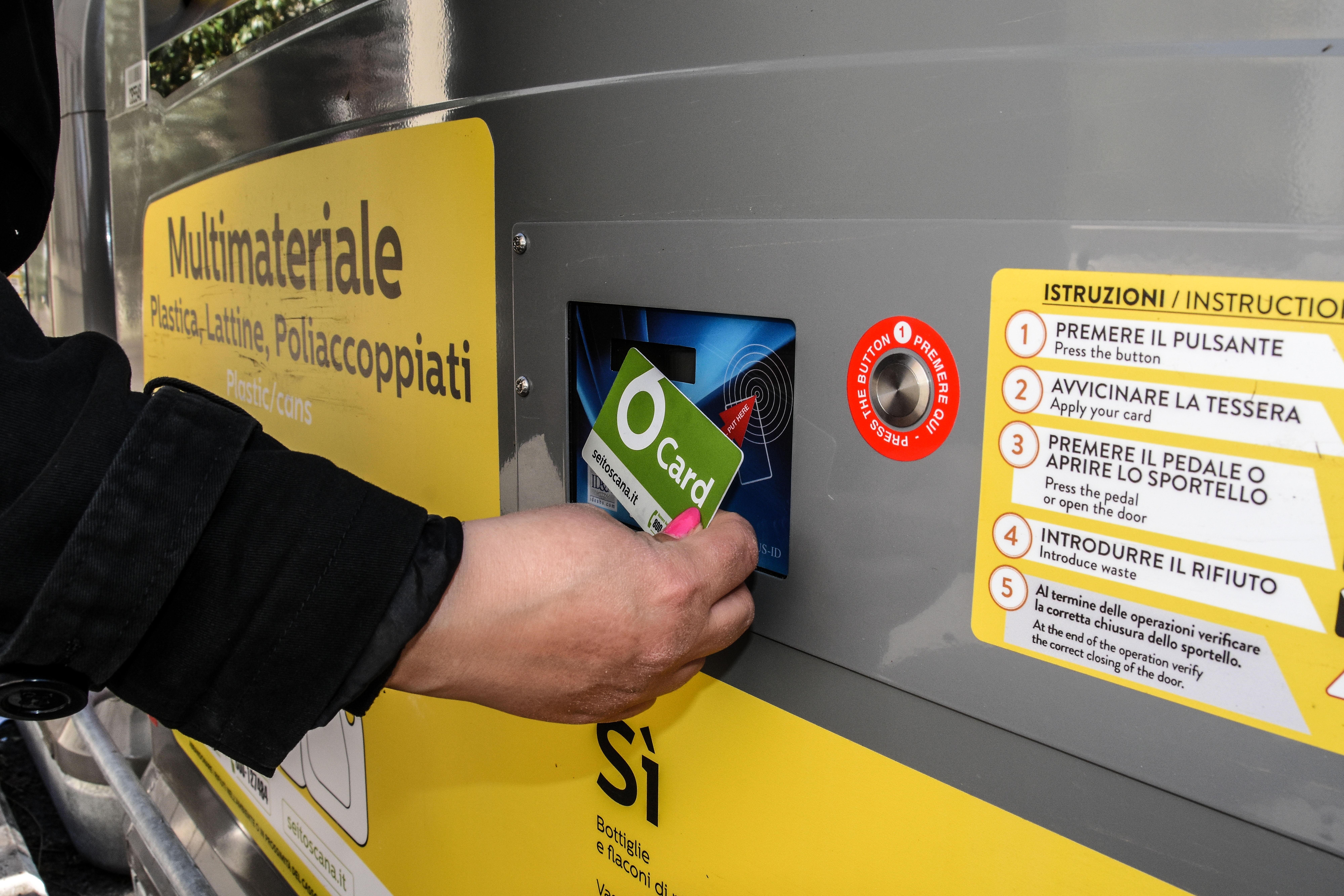 Un conferimento, con la tessera magnetica, in una postazione di cassonetti intelligenti di Sei Toscana (foto Agenzia Bf)